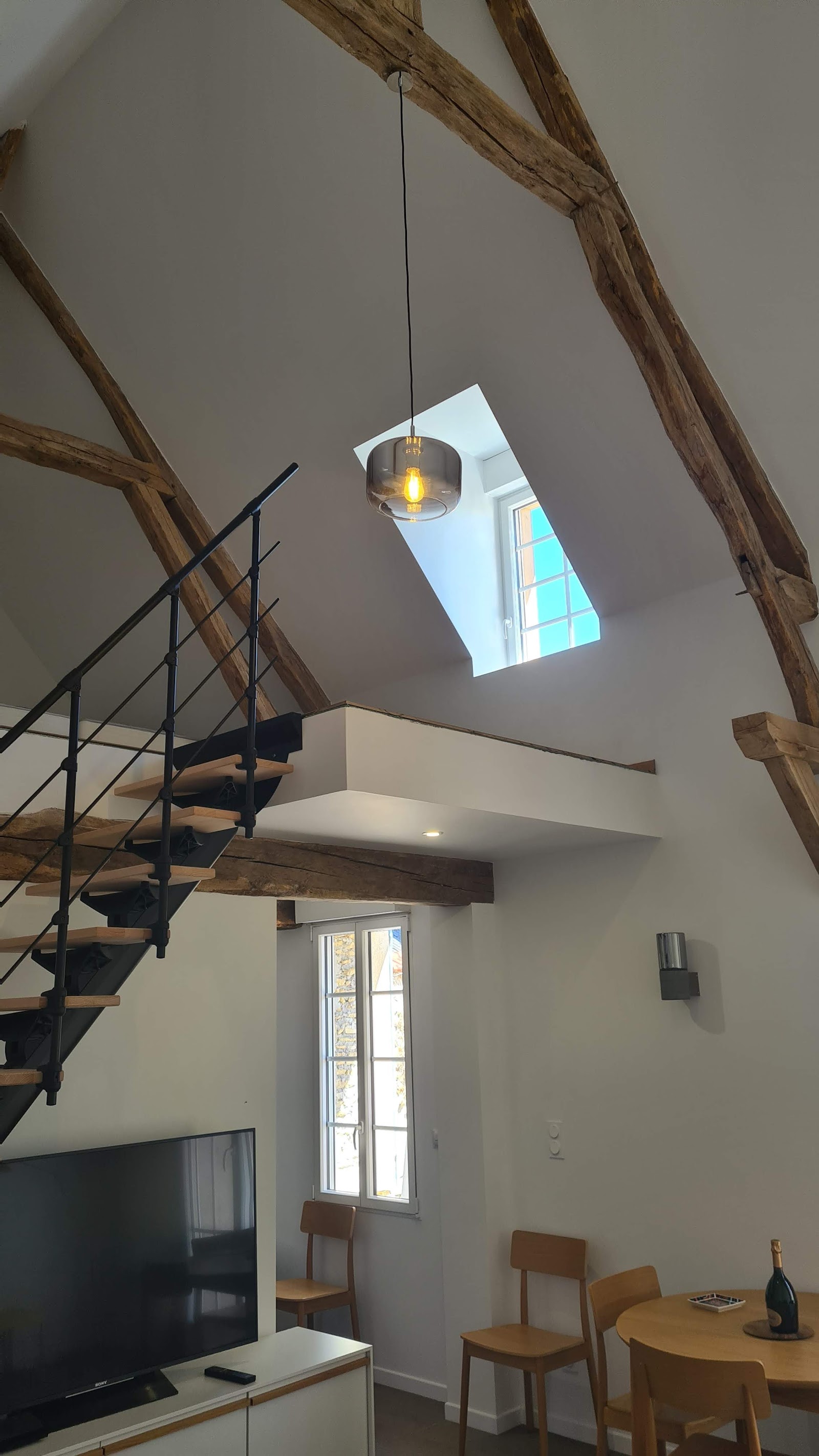 Aménagement électrique et éclairage d'une mezzanine avec poutres apparentes, réalisation ELIT'ELEC